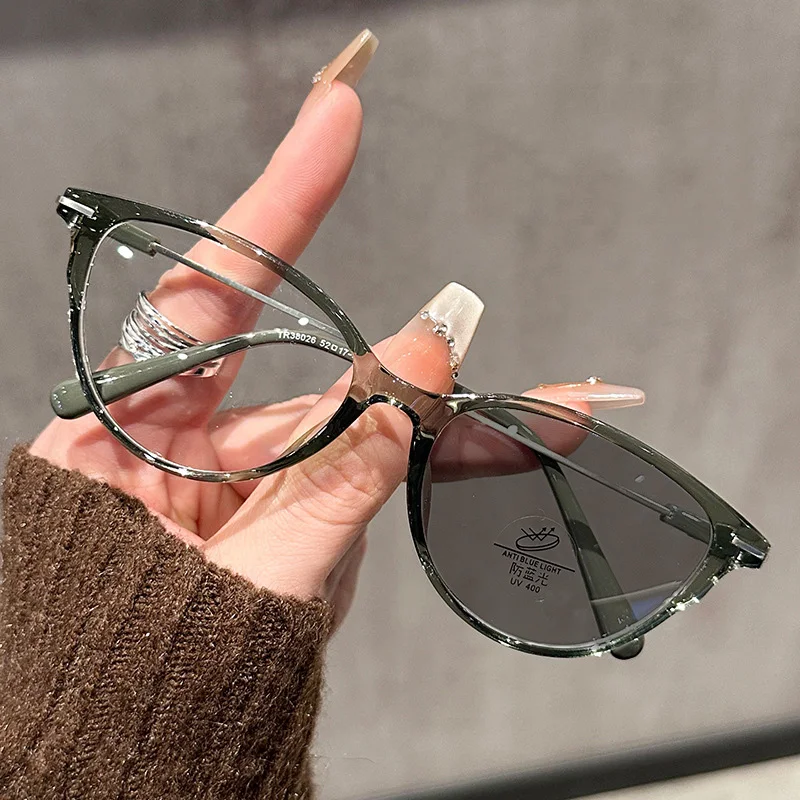キャットアイ調光老眼鏡 男女兼用 おしゃれ ブルーライトカッ - Sunglasses Cat Eye のレビューと価格
